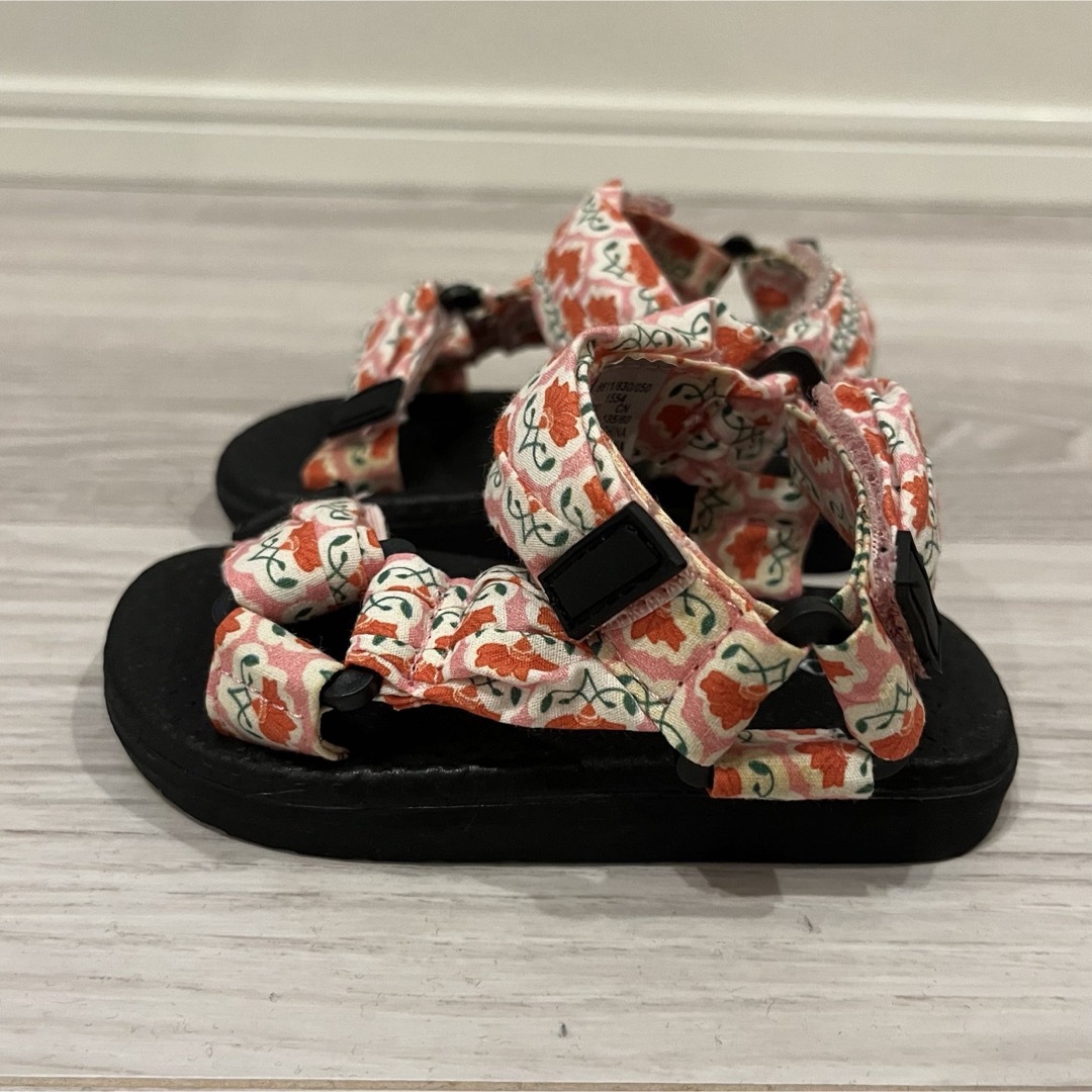 ZARA - 新品 ZARA キッズ サンダル 花モチーフ サイズ22(13.5cm ZARA - 新品 ZARA キッズ サンダル 花モチーフ サイズ22(13.5cm