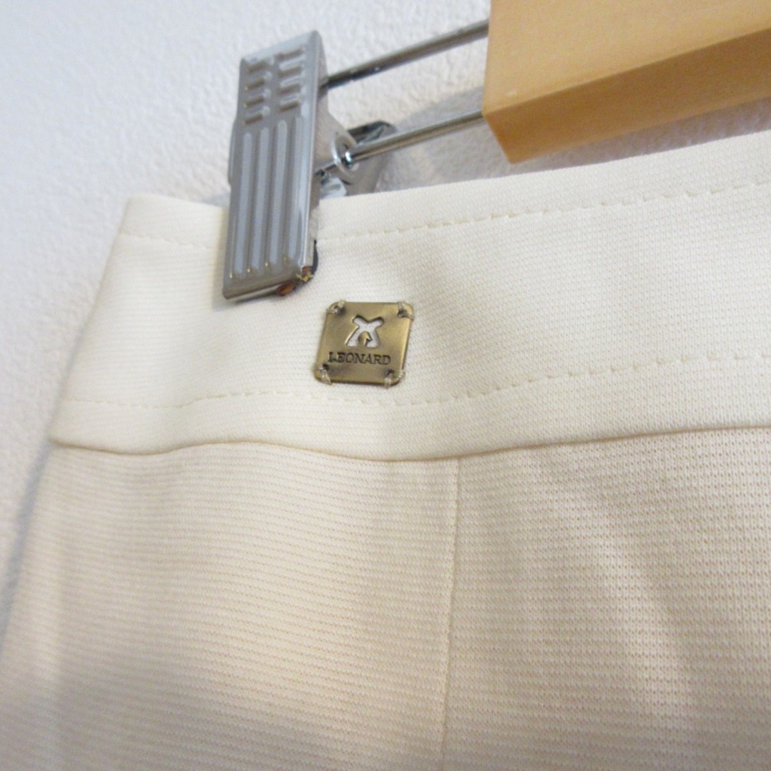 LEONARD - 美品 LEONARD レオナール ロゴエンブレム ひざ丈 LEONARD - 美品 LEONARD レオナール ロゴエンブレム ひざ丈