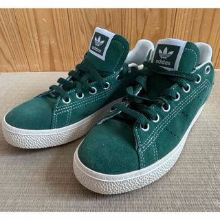 adidas(スニーカー ・ グリーン・カーキ/緑色系)のフリマ adidas(スニーカー ・ グリーン・カーキ/緑色系)のフリマ
