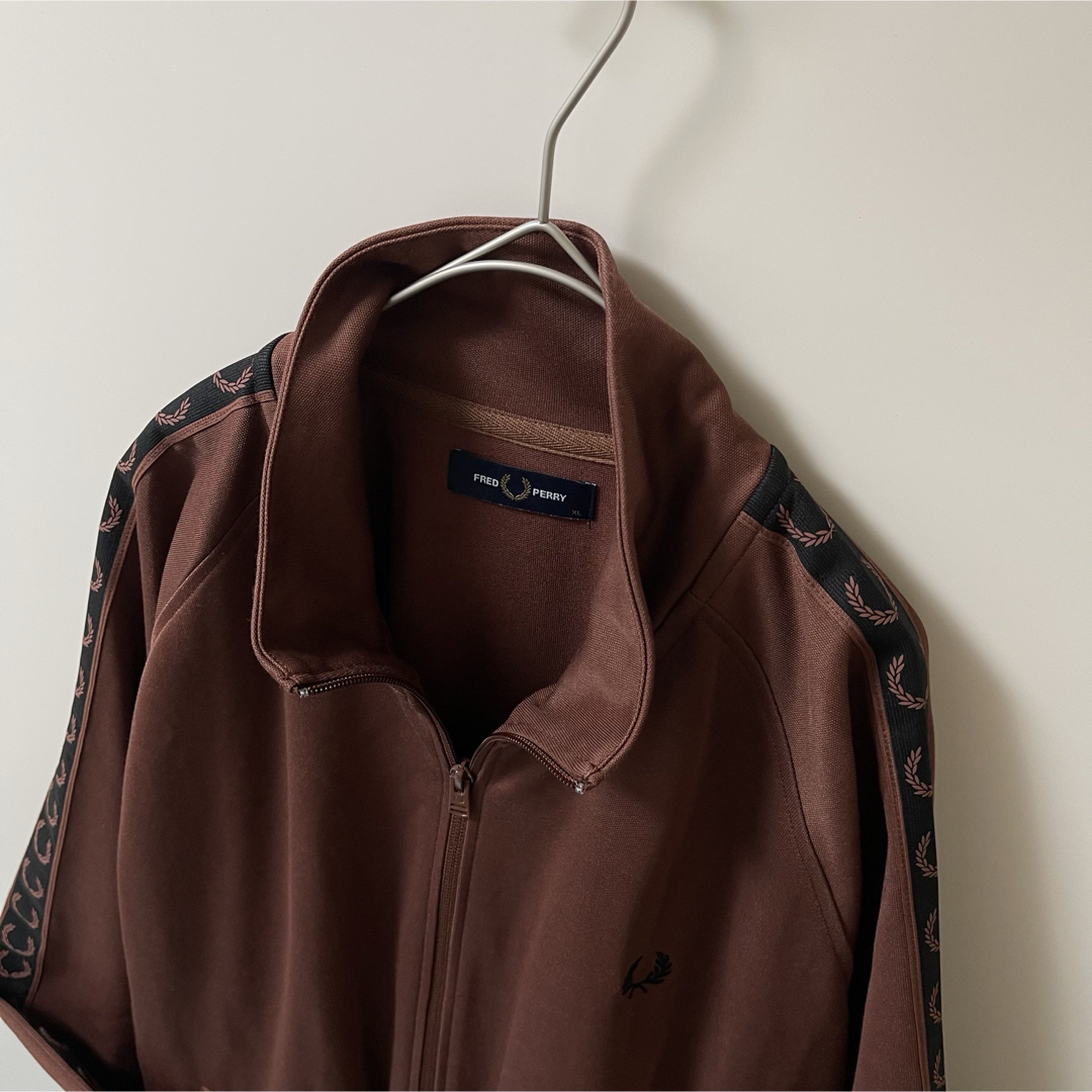 FRED PERRY - 新品同様XL】フレッドペリー刺繍トラック FRED PERRY - 新品同様XL】フレッドペリー刺繍トラック