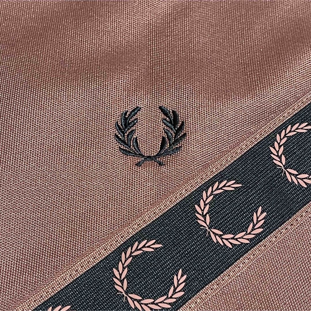 FRED PERRY - 新品同様XL】フレッドペリー刺繍トラック FRED PERRY - 新品同様XL】フレッドペリー刺繍トラック