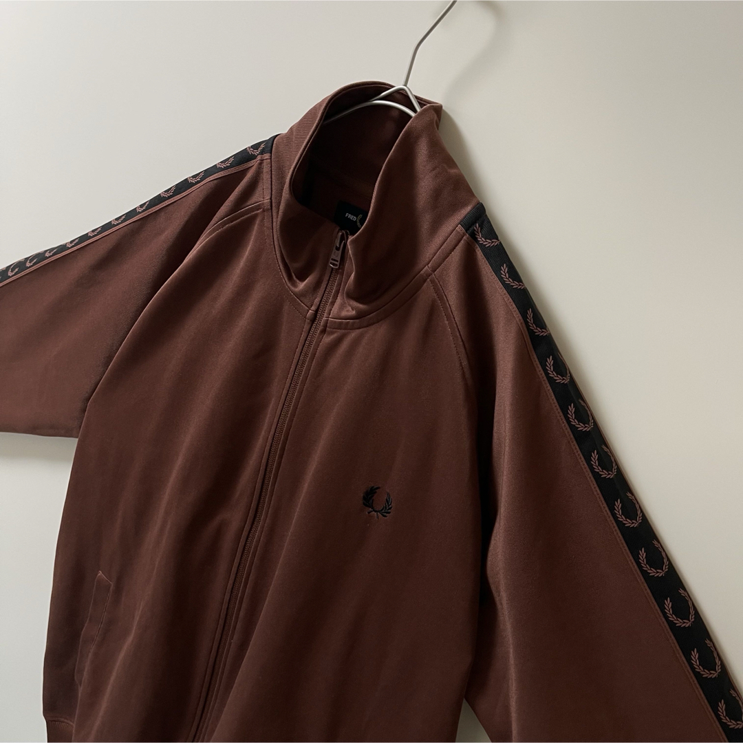 FRED PERRY - 新品同様XL】フレッドペリー刺繍トラック FRED PERRY - 新品同様XL】フレッドペリー刺繍トラック