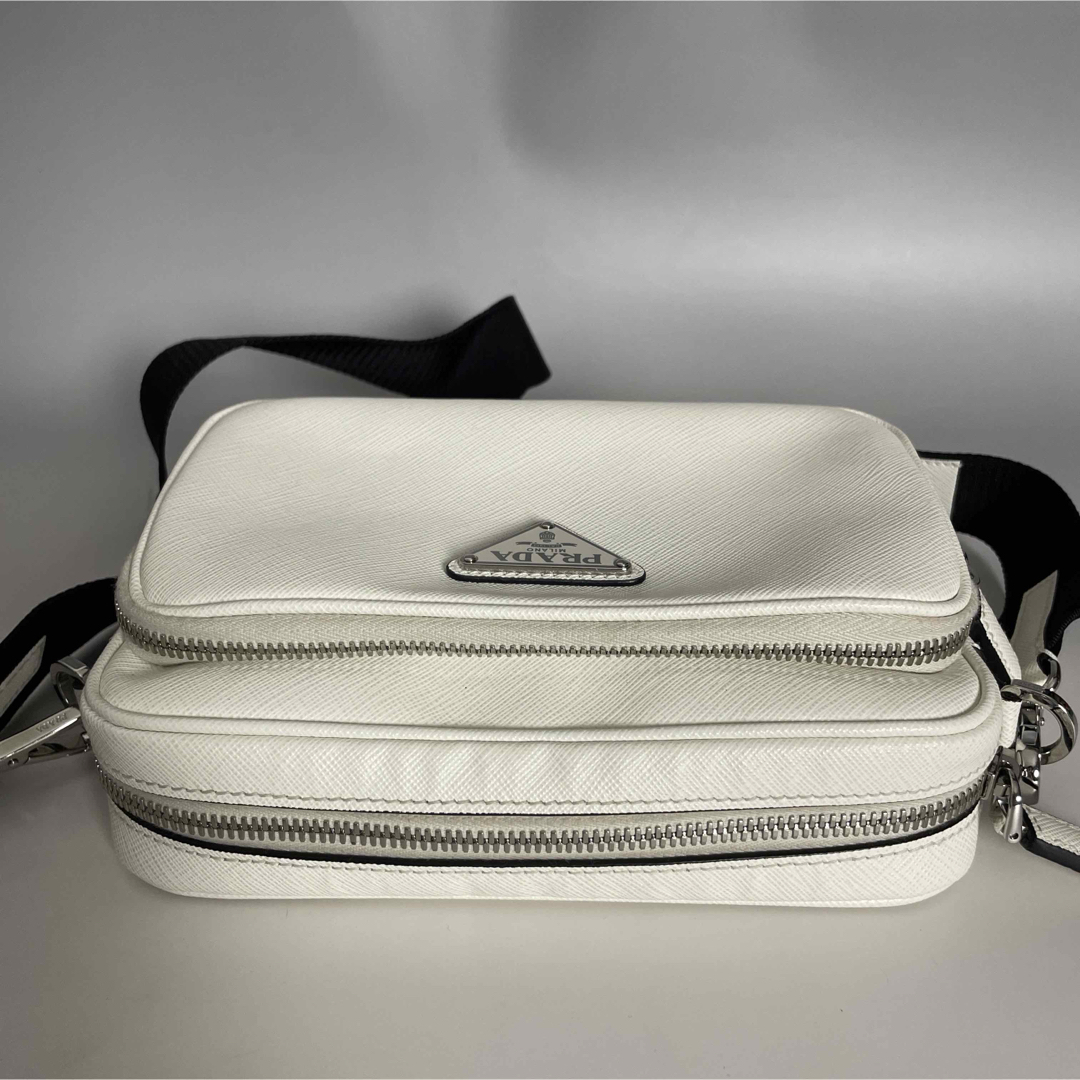 PRADA - Prada 極美品 サフィアーノ トラベル 白 ショルダー PRADA - Prada 極美品 サフィアーノ トラベル 白 ショルダー