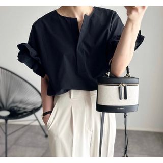 美品 CADUNE カデュネ 川上桃子 コラボ 袖フリルブラウス 半袖 美品 CADUNE カデュネ 川上桃子 コラボ 袖フリルブラウス 半袖