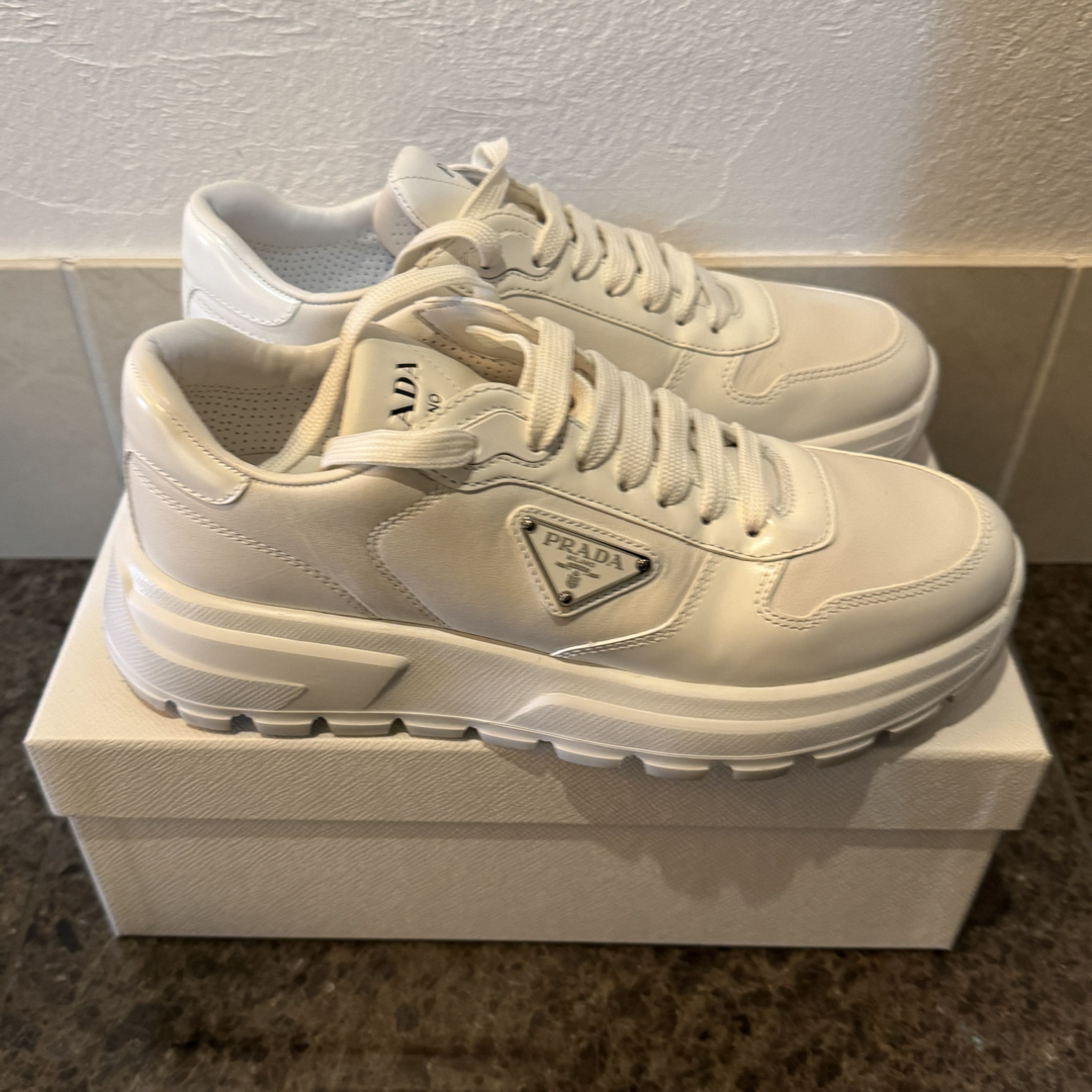 PRADA - 新品 未使用 PRADA プラダ スニーカー 白 レザーの通販 PRADA - 新品 未使用 PRADA プラダ スニーカー 白 レザーの通販