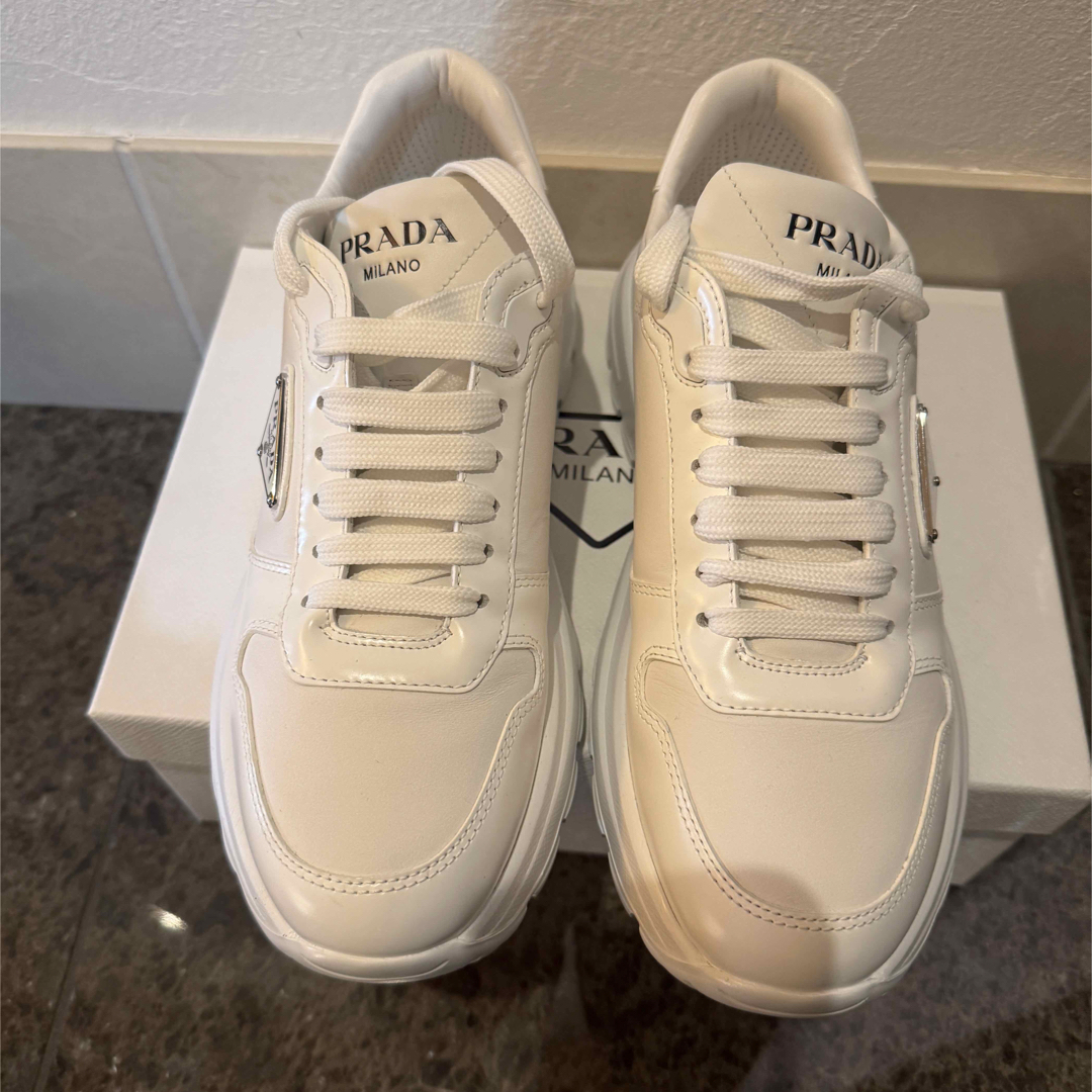 PRADA - 新品 未使用 PRADA プラダ スニーカー 白 レザーの通販 PRADA - 新品 未使用 PRADA プラダ スニーカー 白 レザーの通販