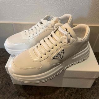 PRADA - 新品 未使用 PRADA プラダ スニーカー 白 レザーの通販 PRADA - 新品 未使用 PRADA プラダ スニーカー 白 レザーの通販