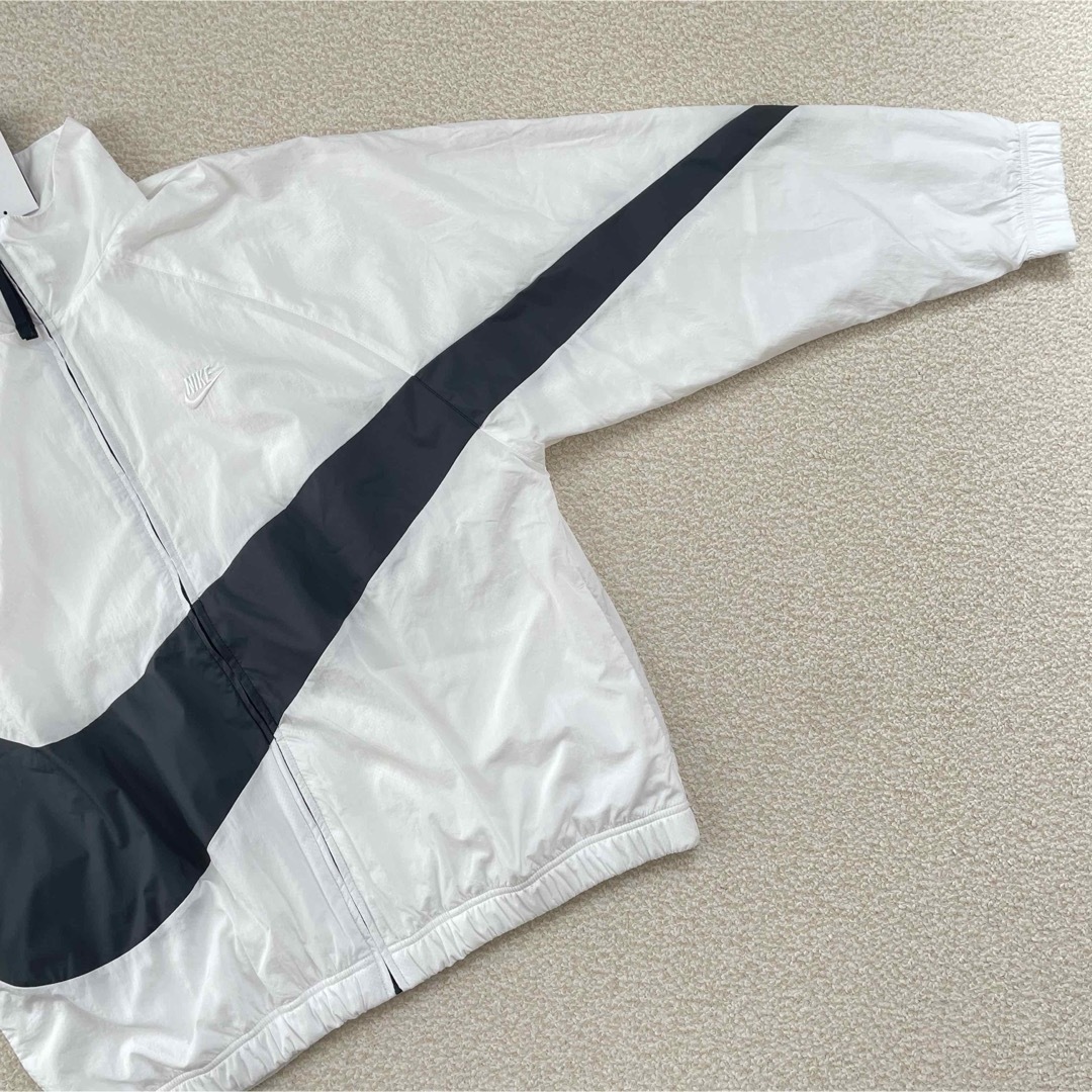 NIKE - 新品☆NIKE ビッグスウッシュ ナイロンジャケット 白×黒 NIKE - 新品☆NIKE ビッグスウッシュ ナイロンジャケット 白×黒