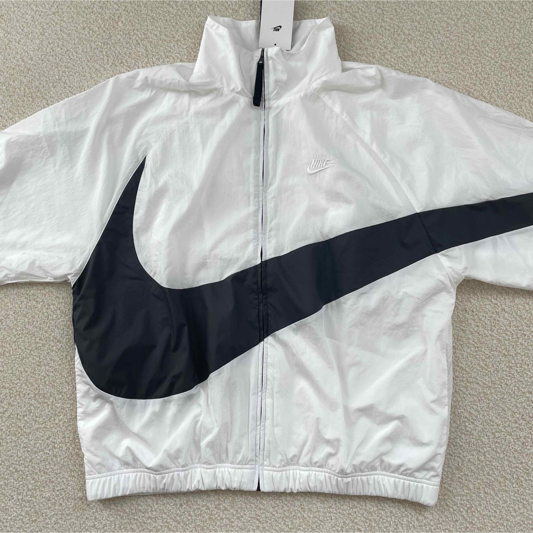 NIKE - 新品☆NIKE ビッグスウッシュ ナイロンジャケット 白×黒 NIKE - 新品☆NIKE ビッグスウッシュ ナイロンジャケット 白×黒