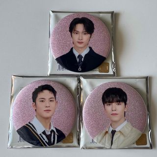 SEVENTEEN - SEVENTEEN HOLIDAY セブチ 缶バッジ セットの通販 SEVENTEEN - SEVENTEEN HOLIDAY セブチ 缶バッジ セットの通販