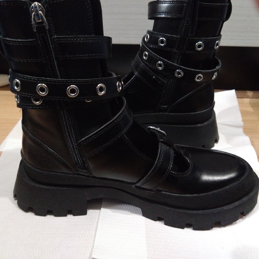 ZARA - ザラZARA バックルトラックソールショートブーツ ZARA - ザラZARA バックルトラックソールショートブーツ
