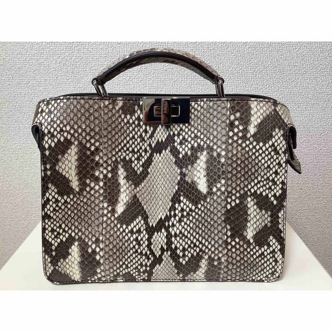 FENDI - FENDI ヘビ革トートバッグ グレー系の通販 by あるじゃ FENDI - FENDI ヘビ革トートバッグ グレー系の通販 by あるじゃ