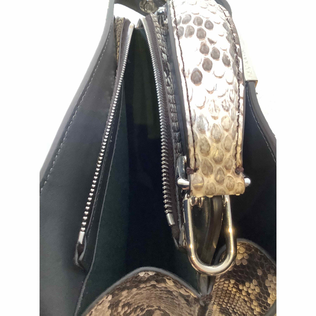 FENDI - FENDI ヘビ革トートバッグ グレー系の通販 by あるじゃ FENDI - FENDI ヘビ革トートバッグ グレー系の通販 by あるじゃ