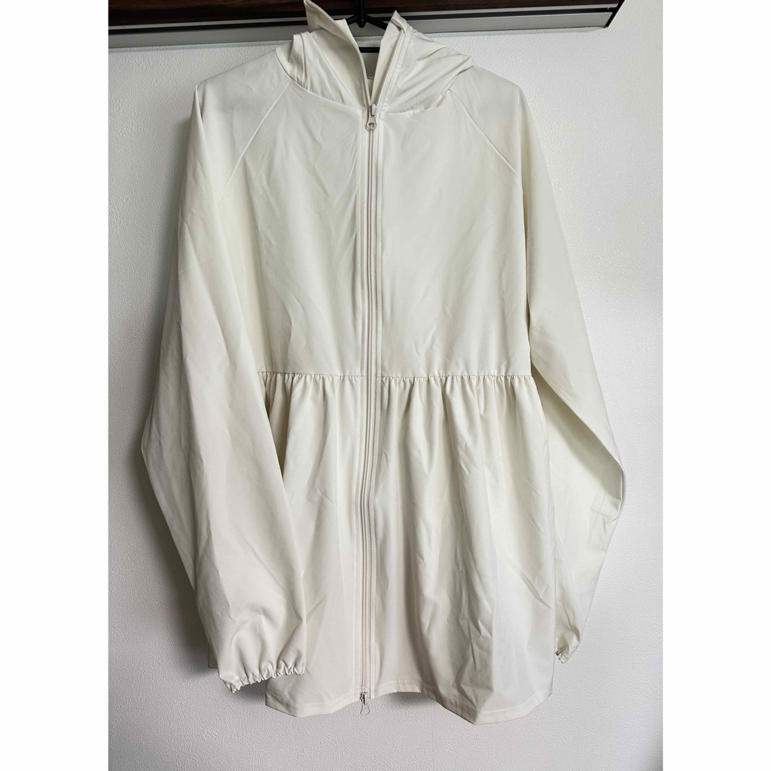 coca - cocaコカ UVカットギャザーパーカー Ivory サイズ Mの coca - cocaコカ UVカットギャザーパーカー Ivory サイズ Mの