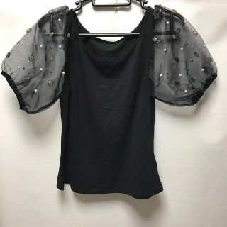 リリーブラウン(Lily Brown)の【美品】Lily Brown シースルー袖がオシャレ♪ ビジューカットソー 黒(カットソー(半袖/袖なし))