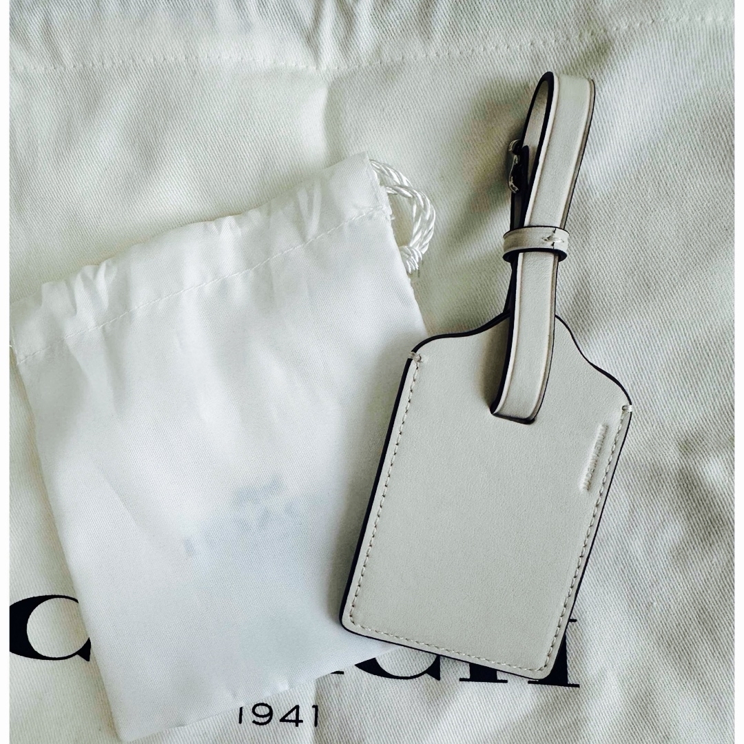 COACH - COACH ホワイト ピンクpigデザイン キーホルダー レア COACH - COACH ホワイト ピンクpigデザイン キーホルダー レア