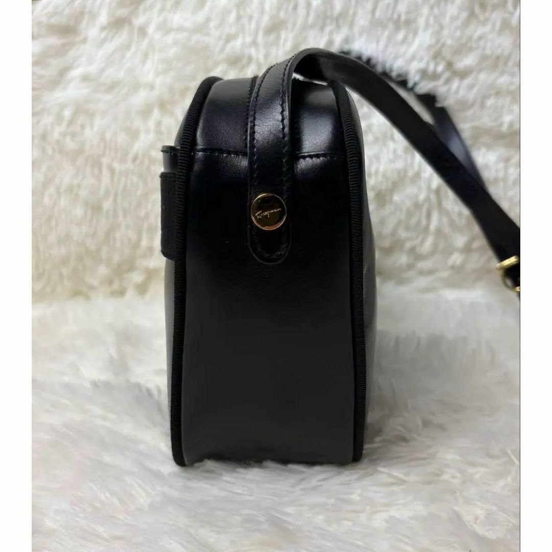 Salvatore Ferragamo - 未使用級✨フェラガモ 黒 カメラバッグ Salvatore Ferragamo - 未使用級✨フェラガモ 黒 カメラバッグ