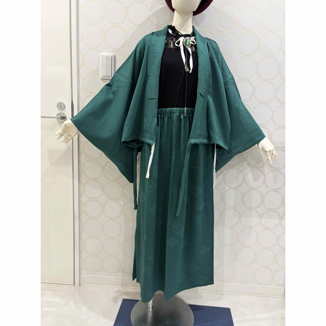着物リメイク 緑 花菱 薄手 ショート丈羽織 ロングスカートの 着物リメイク 緑 花菱 薄手 ショート丈羽織 ロングスカートの