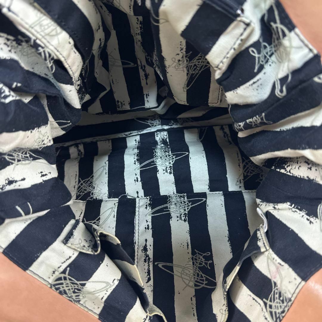 Vivienne Westwood - Vivienne Westwood オーブ ロゴ 型押し Vivienne Westwood - Vivienne Westwood オーブ ロゴ 型押し