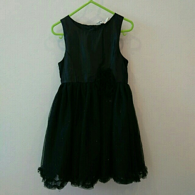 H&M(エイチアンドエム)のgirls黒ドレス キッズ/ベビー/マタニティのキッズ服女の子用(90cm~)(ドレス/フォーマル)の商品写真