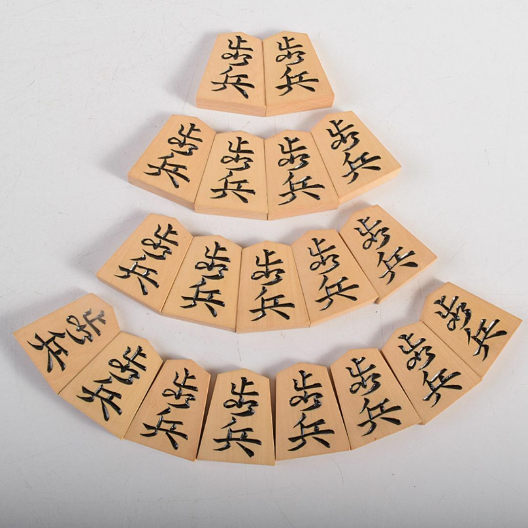 大棋特製 本黄楊特上彫 一平作 錦旗書 将棋駒 木箱付 M R8755の 大棋特製 本黄楊特上彫 一平作 錦旗書 将棋駒 木箱付 M R8755の