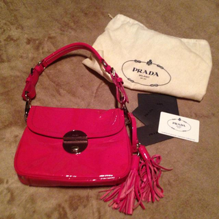 プラダ(PRADA)のエナメルスモールバッグ(ハンドバッグ)