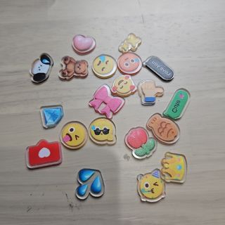 アクリルパーツ　絵文字　顔文字　韓国　デコレーション　ハンドメイド(各種パーツ)