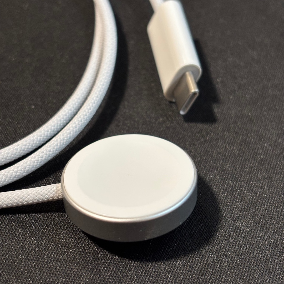 Apple Watch(アップルウォッチ)のApple Watch 純正急速充電器 A2515 スマホ/家電/カメラのスマートフォン/携帯電話(バッテリー/充電器)の商品写真