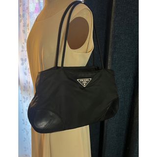 PRADA - 美品 プラダ 三角ロゴ レザー バッグ 肩掛け トート PRADA - 美品 プラダ 三角ロゴ レザー バッグ 肩掛け トート
