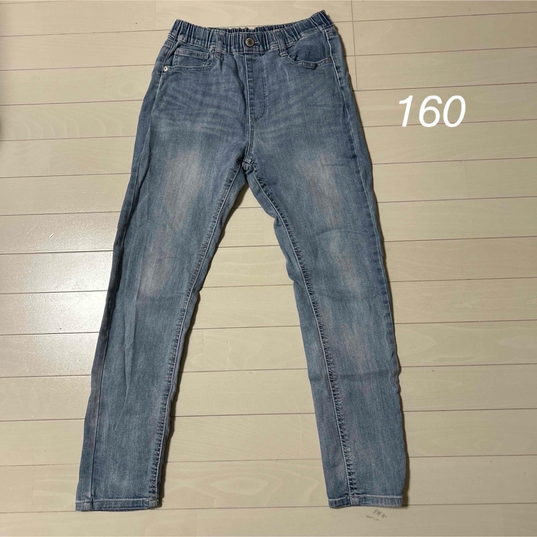 NAVY(ネイビー)のNAVYキッズ160センチデニム　子どもボトムス　青　ライトブルー　スリムパンツ キッズ/ベビー/マタニティのキッズ服女の子用(90cm~)(パンツ/スパッツ)の商品写真