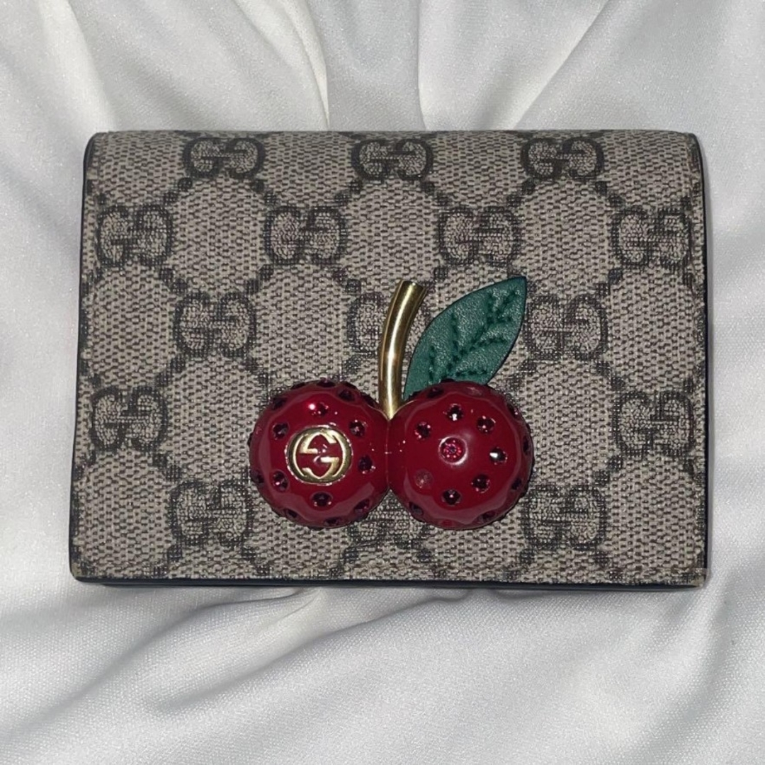 GUCCI - GUCCI チェリー装飾 二つ折り財布の通販 by ラクマ太郎 GUCCI - GUCCI チェリー装飾 二つ折り財布の通販 by ラクマ太郎