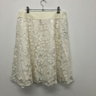 極美品　【自由区】ジユウク　ホワイト系　46　フレアスカート　レース　花柄　ボトムス(その他)