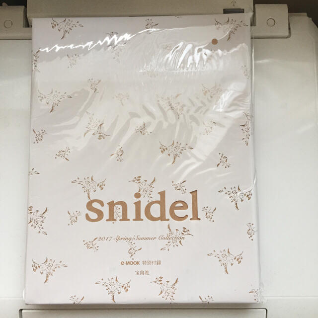 SNIDEL(スナイデル)のsnidel レザー調 フラワープリントポシェット レディースのバッグ(ショルダーバッグ)の商品写真