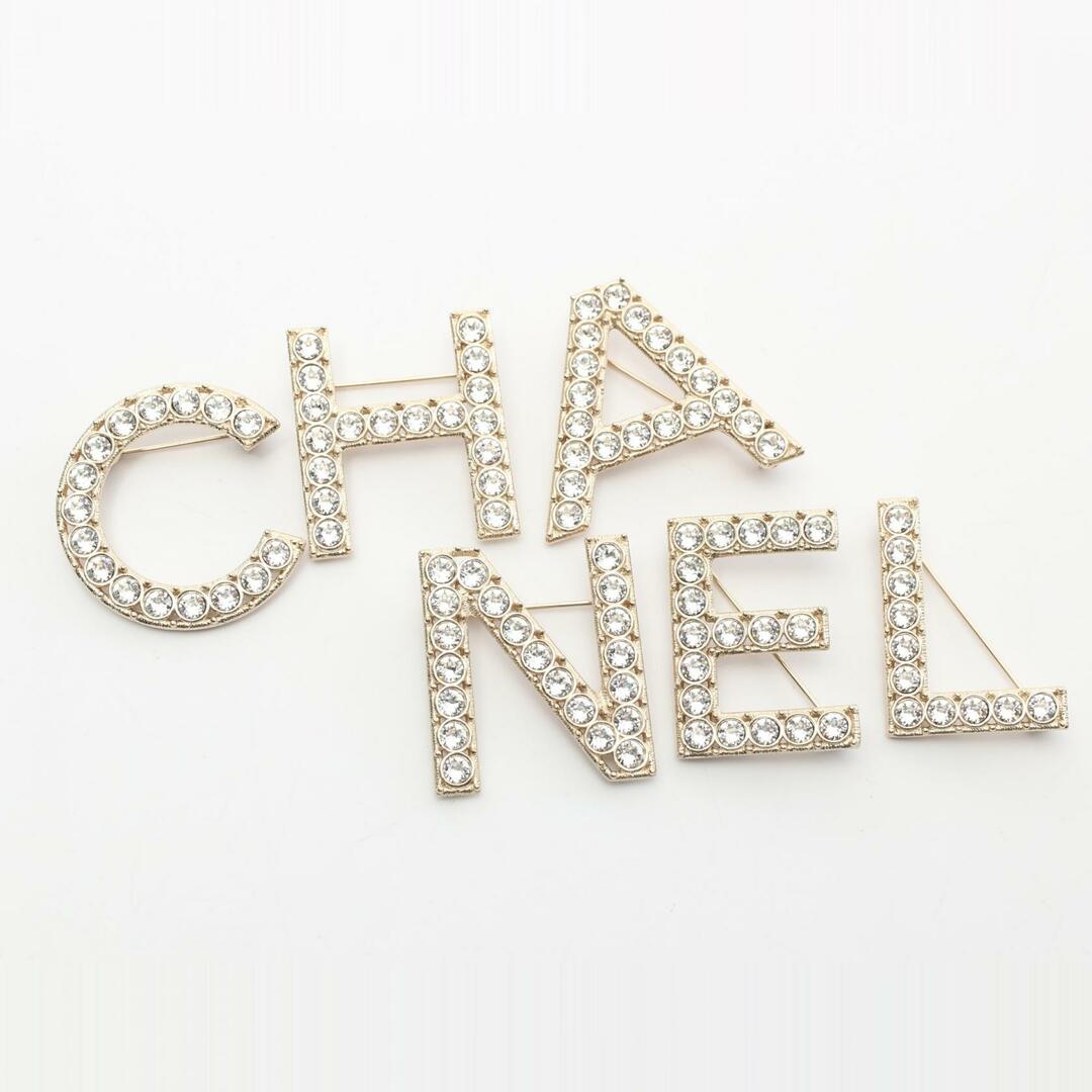 【2025年】エレガントファッションを上品に着 - CHANEL シャネル ブローチ アルファベット ロゴ CHANEL ブローチ