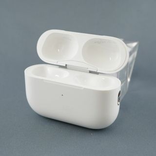 アップル(Apple)のApple AirPods Pro 第二世代 充電ケースのみ USED品 ワイヤレスイヤホン MagSafe充電ケース Lightning MQD83J/A 完動品 KR V0586(ヘッドフォン/イヤフォン)