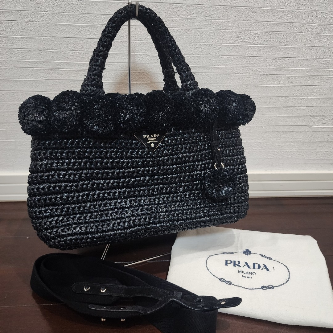 PRADA - プラダ⭐PRADA⭐ラフィアポンポントートバッグ⭐かご PRADA - プラダ⭐PRADA⭐ラフィアポンポントートバッグ⭐かご