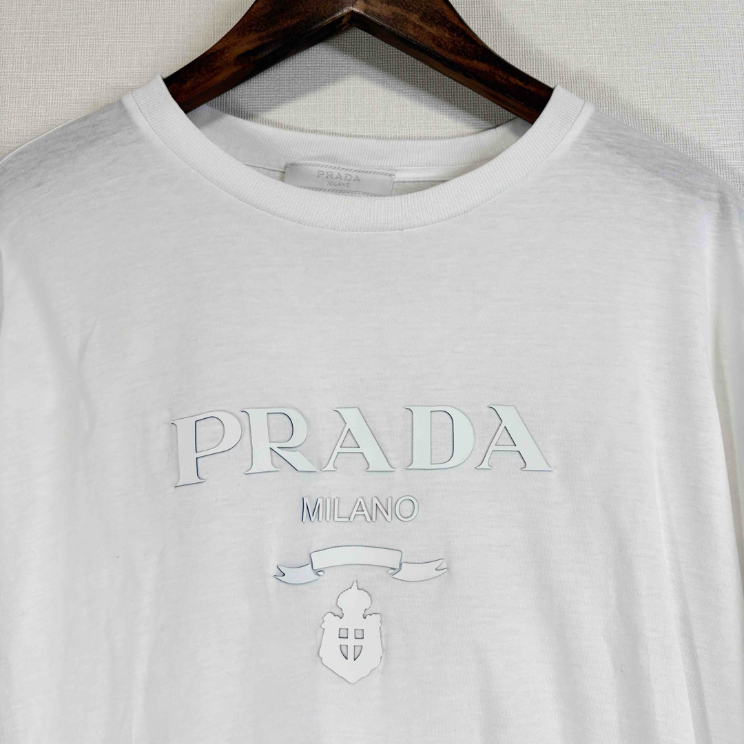 PRADA - 22ss PRADA プラダ 立体ロゴ 半袖Tシャツ メンズ M PRADA - 22ss PRADA プラダ 立体ロゴ 半袖Tシャツ メンズ M
