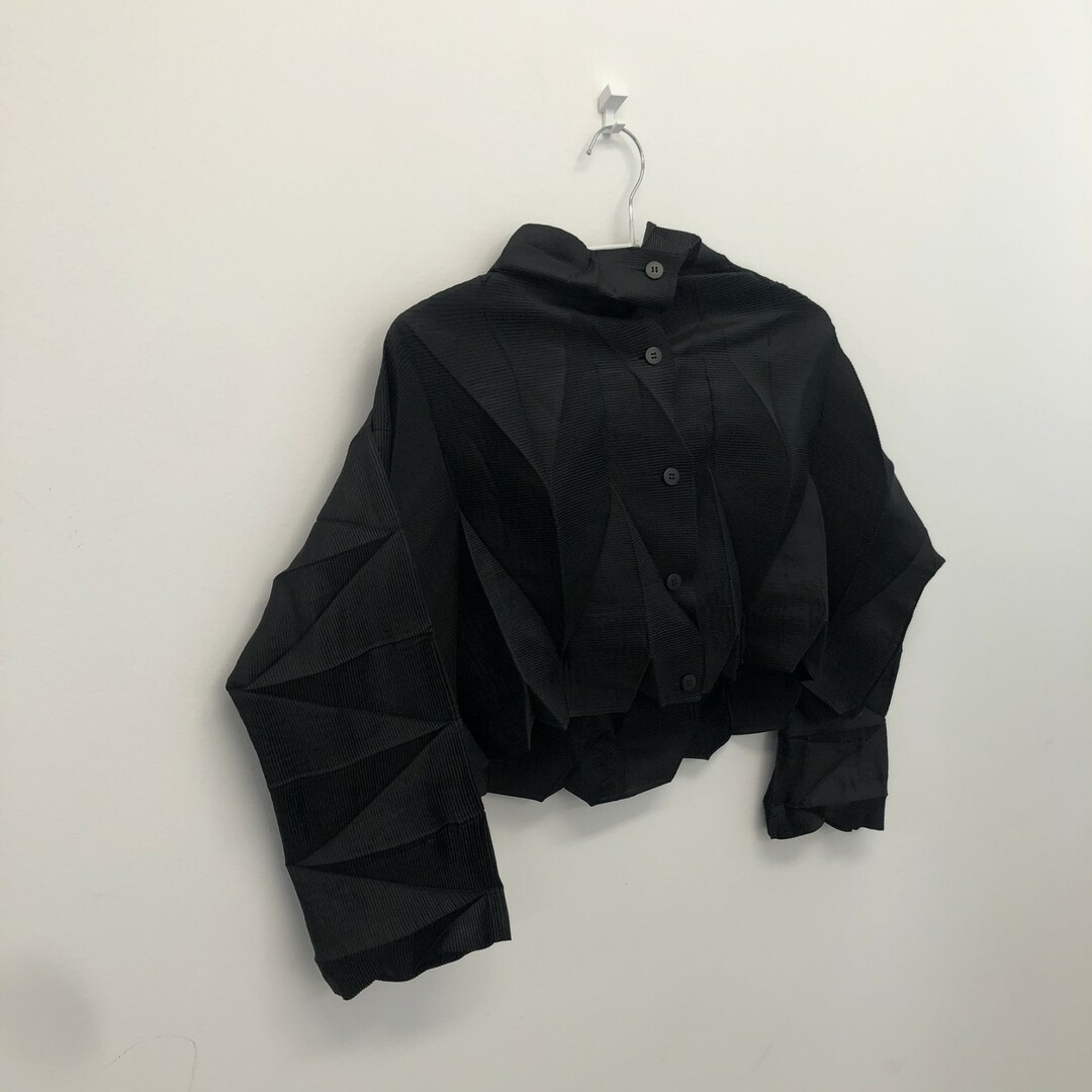 レビュー高評価の商品!の商品をすべて MIYAKE ISSEY - ブラック MIYAKE】イッセイミヤケ 【ISSEY トップス