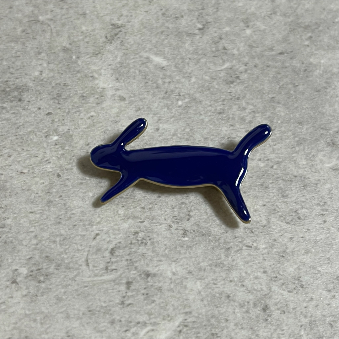 うさぎのブローチ 青 レディースのアクセサリー(ブローチ/コサージュ)の商品写真