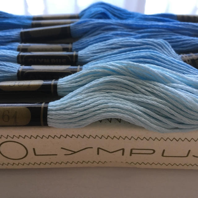 OLYMPUS(オリンパス)のうに様専用 【アウトレット特価】 オリムパス２５番刺繍糸 青、桃色系13本セット ハンドメイドの素材/材料(生地/糸)の商品写真