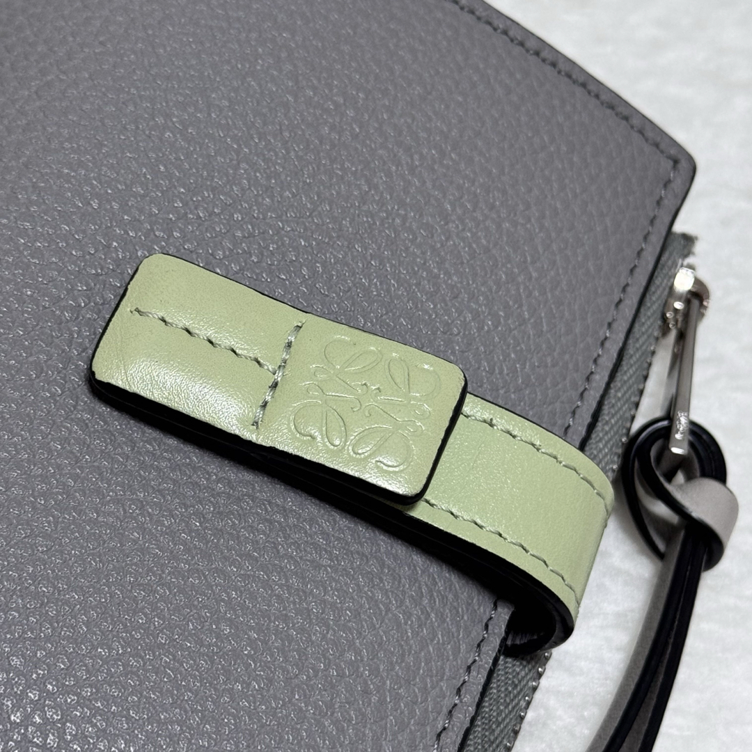 LOEWE - ロエベ スリム ジップ バイフォールド ウォレット 二 LOEWE - ロエベ スリム ジップ バイフォールド ウォレット 二