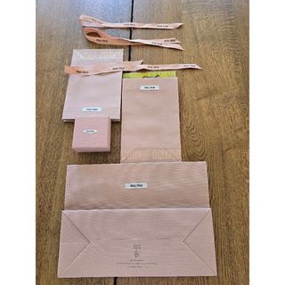MIU MIU(ショップ袋)のフリマアイテム一覧 MIU MIU(ショップ袋)のフリマアイテム一覧
