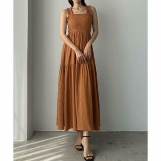 ジュノア(JUNOAH)の【オレンジ】Louere フリルショルダーシャーリングキャミワンピース(ロングワンピース/マキシワンピース)