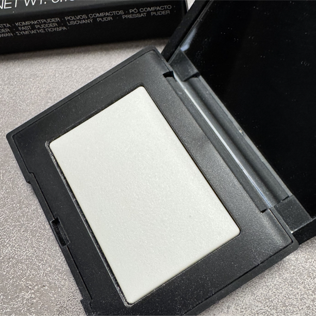 NARS(ナーズジャパン)のNARS ライトリフレクティングセッティングパウダー プレスト N ミニ 024 コスメ/美容のベースメイク/化粧品(フェイスパウダー)の商品写真