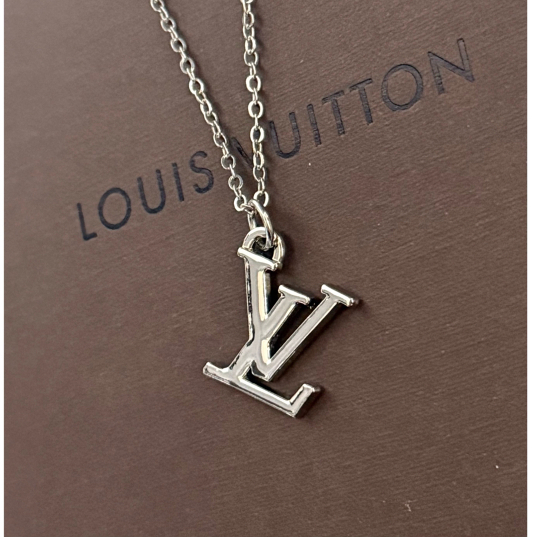 LOUIS VUITTON - ✨極美品✨ LOUIS VUITTON LVロゴチャーム LOUIS VUITTON - ✨極美品✨ LOUIS VUITTON LVロゴチャーム