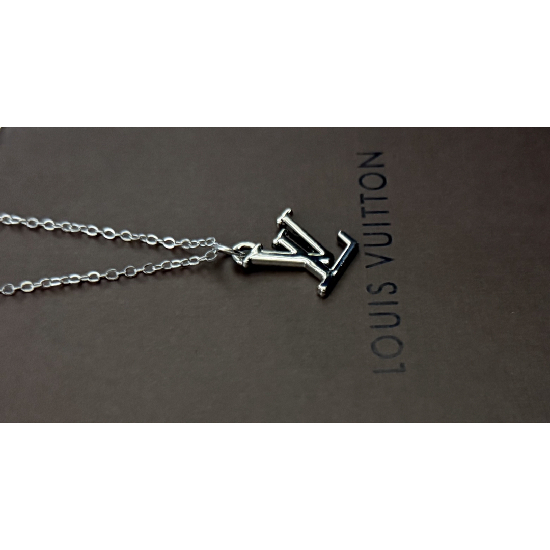 LOUIS VUITTON - ✨極美品✨ LOUIS VUITTON LVロゴチャーム LOUIS VUITTON - ✨極美品✨ LOUIS VUITTON LVロゴチャーム