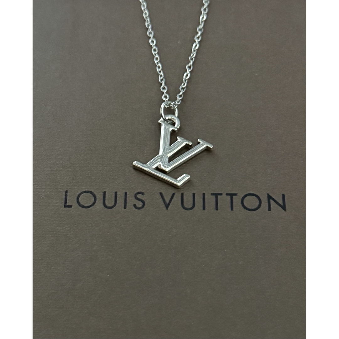 LOUIS VUITTON - ✨極美品✨ LOUIS VUITTON LVロゴチャーム LOUIS VUITTON - ✨極美品✨ LOUIS VUITTON LVロゴチャーム