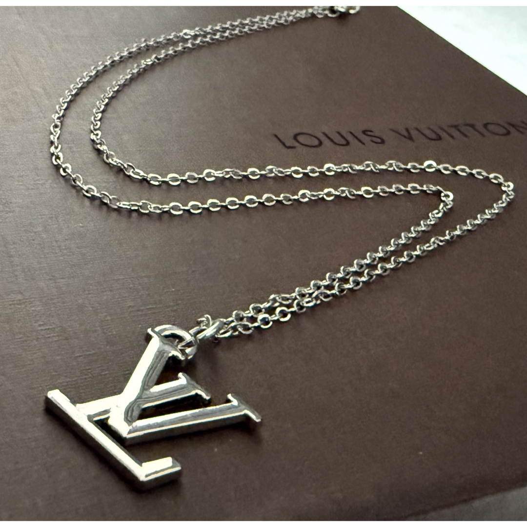 LOUIS VUITTON - ✨極美品✨ LOUIS VUITTON LVロゴチャーム LOUIS VUITTON - ✨極美品✨ LOUIS VUITTON LVロゴチャーム