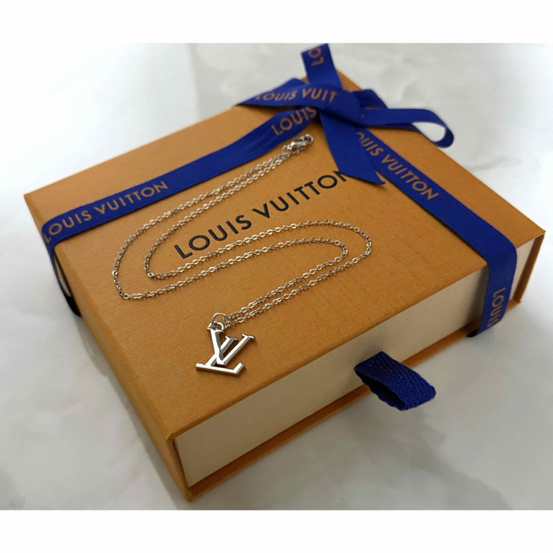 LOUIS VUITTON - ✨極美品✨ LOUIS VUITTON LVロゴチャーム LOUIS VUITTON - ✨極美品✨ LOUIS VUITTON LVロゴチャーム