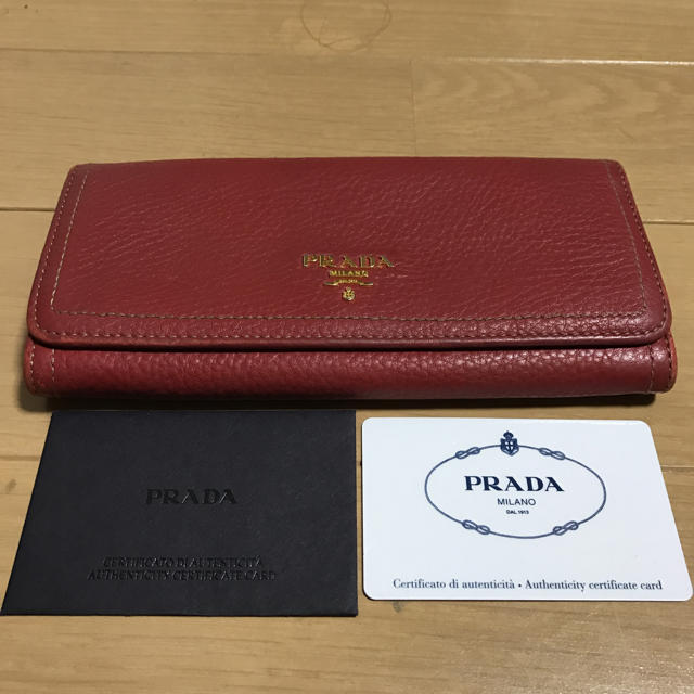 PRADA(プラダ)のプラダ 赤 長財布 レディースのファッション小物(財布)の商品写真